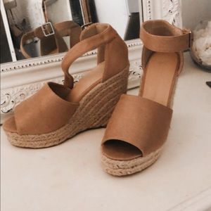 WILD DIVA nude wedges